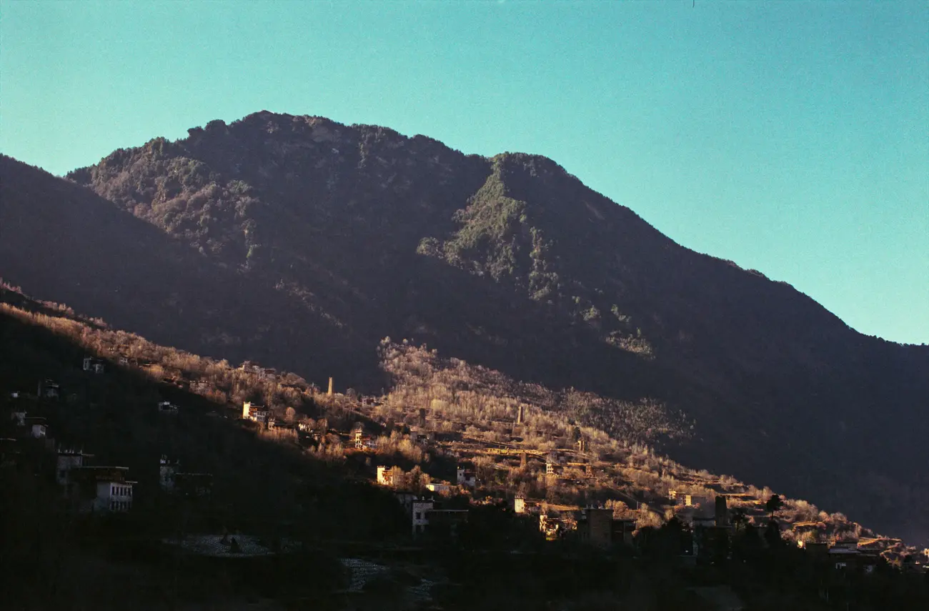 The low winter sun skims the mountain ridges around Zhonglu village.