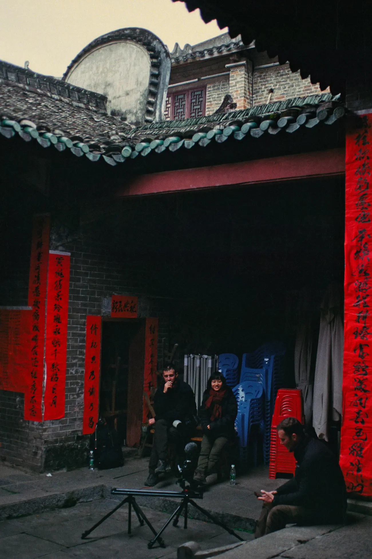 Setting up a cooking scene in an ancestral hall.